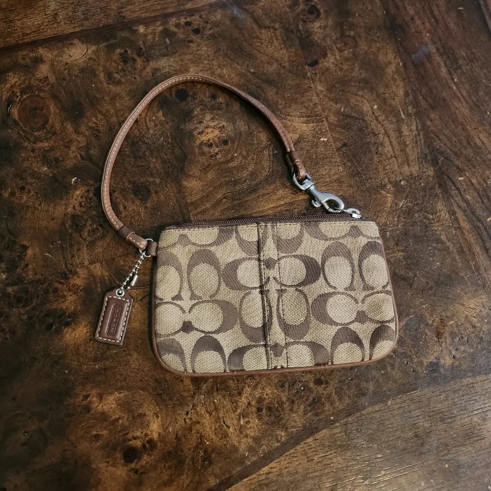 Coach wristlet signs